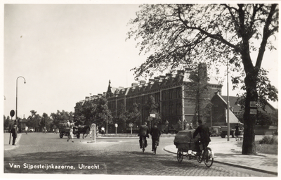 123335 Gezicht op de Van Sypesteynkazerne (Leidseweg 22) te Utrecht.